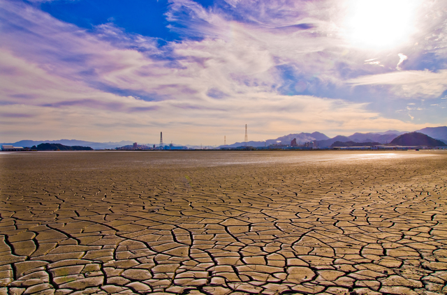 地球規模の気候変動と降水量の減少、乾燥化などは世界各地の砂漠化にも影響している